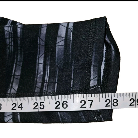 Elevate your activewear game with these Champion striped duadry XL leggings. - Picture 9 of 10